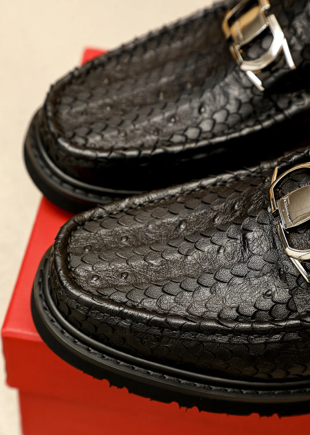 Men's shoes 💰520 💐 Product trademark: Ferragamo "Ferragamo" casual leather shoes Regular size: 38-44 (45.46🉑️customized) Product materials: Selected imported first-layer calfskin embossed upper + original hardware buckle, imported water-dyed cow leather lining. Strong three-dimensional visual effect, original outsole color: 1⃣️color optional